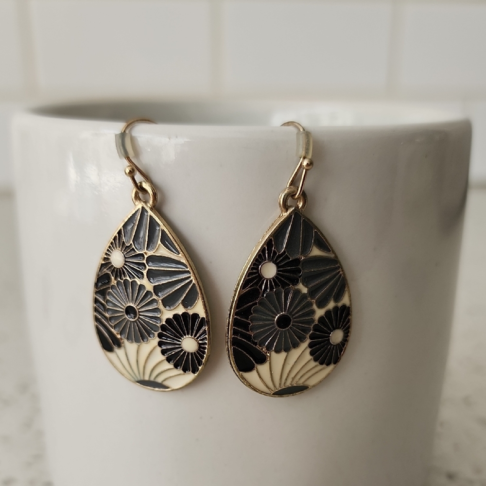 Elegant Gold and Black Floral Earrings